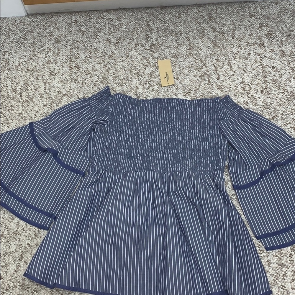 American Eagle off the shoulders shirt